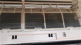 １６：９
「滅蟑大隊」藏冷氣機內　他哭：妳這樣我很害怕！
圖／翻攝自「爆廢公社二館」臉書
https://www.facebook.com/groups/955754574474486/permalink/3934953573221223/