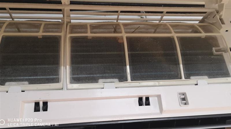冷氣機內有啥？他驚見「滅蟑大隊」