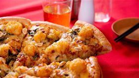 必勝客推出期間限定台味「椒鹽龍珠比薩」。（圖／業者提供）