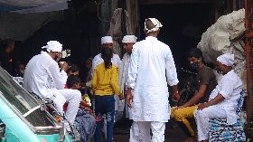 舊德里一處工寮  許多人不戴口罩