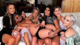 夏恩身高雖然只有127公分，但他在派對上總是被女性包圍。（圖／翻攝自instagram @ shortznegger） 