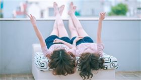 姊妹,雙胞胎,同學(翻攝自 Pixabay)