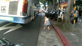 女童突衝到公車旁　騎士神反應救命