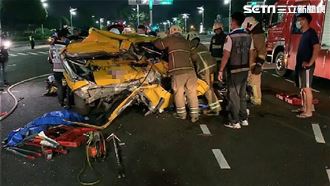 高雄車禍　男連撞2機車+小黃釀2死