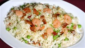 炒的粒粒分明的黃金蝦仁炒飯是台人在快炒店相當愛點的一道料理，一名網友到了晚上用餐時間在餐廳點了1份蝦仁炒飯，老闆將炒飯送上桌後，這名網友看到這蝦仁看的一頭霧水，便詢問網友「請問那隻附著油光看起來很好吃的生物是什麼食材，是不是蝦仁？」貼文一出，引發網友熱烈討論。炒飯,蝦仁炒飯,快炒,蝦仁。（圖／翻攝自Pixabay）