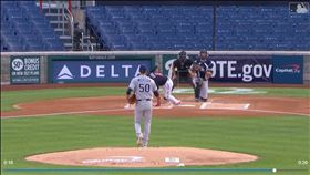 ▲莫頓（Charlie Morton）曲球超狂位移，打者揮空還跌倒。（圖／翻攝自MLB官網）