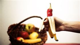 許多人在性愛過程中，為了追求刺激和提高興致，會做足前戲和挑戰不同的體位，有些甚至沒有做安全措施。但其實很多人不知道，在享受歡愉之時，無形之中可能增加感染病毒的機會甚至罹癌。（示意圖／取自pixabay）