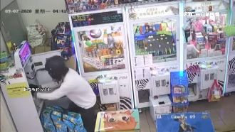 瘦小賊看準娃娃機　1分半偷完錢閃人