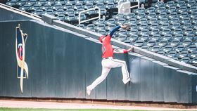 ▲雙城右外野手凱夫（Jake Cave）攀上看台沒收界外球。（圖／翻攝自雙城推特）