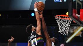 NBA／一陽指？可愛「一指蓋火鍋」
NBA,季後賽,洛杉磯快艇,Kawhi Leonard,一陽指
翻攝自NBA官方推特