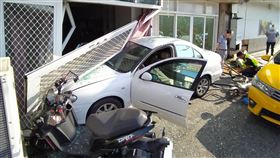 台南陳男開車暴衝撞進民宅。（圖／翻攝畫面）
