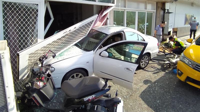 男趕上班精神不濟　開車暴衝撞進民宅