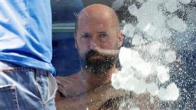 一名42歲奧地利極限運動員柯柏（Josef Koeberl）於9月5日參賽「埋冰塊」比賽，苦撐長達2小時30分57秒，最後打破自己的成績，寫下全身埋冰塊最久的新世界紀錄。（圖／取自Josef Köberl臉書）