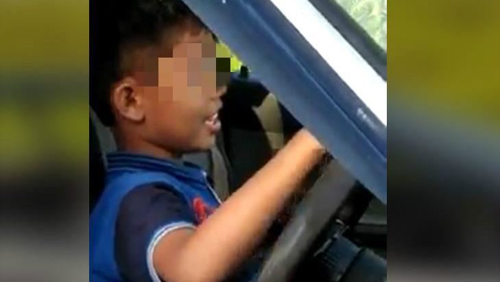 9歲男童當拓海　開車笑回「爸教的」