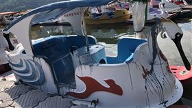 花蓮鯉魚潭電動船遭人惡意潑漆花蓮縣壽豐鄉鯉魚潭租船業者8日發現自家9艘船艇被人惡意潑漆，推測是7日晚間發生，業者指出，座椅、船舵跟電子螢幕都被波及，且油漆清理困難，員工用甲醛擦拭味道難聞，至少需7天時間恢復，財務及營業損失估計近新台幣10萬元。（民眾提供）中央社記者張祈傳真　109年9月8日