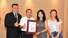 ▲新北市長侯友宜（左2）頒發感謝狀給大學光學醫療集團董事長歐淑芳（左3）。（圖／業者提供）