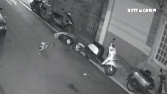 機車立中柱半夜自倒　車主調電眼嚇傻