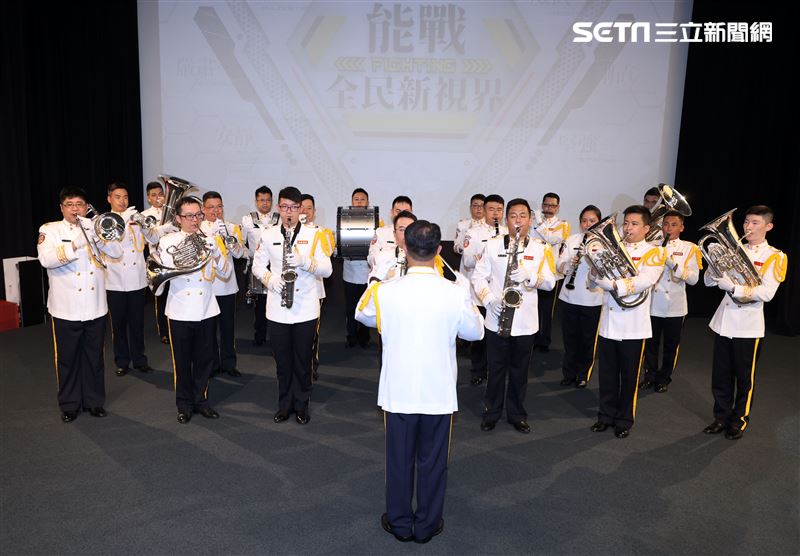 國防部示範樂隊表演軍歌演奏。（記者邱榮吉/攝影）