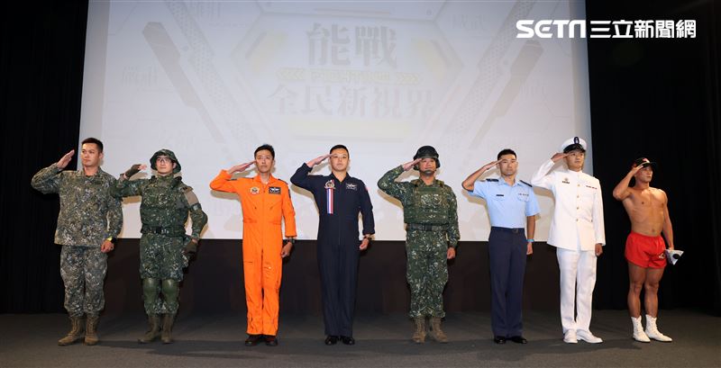 國軍代表雷虎小組飛官、海鷗救護隊飛官、聯兵營營長、海軍張騫軍艦、軍備局、國求、海龍蛙兵、特訓中心弟兄。（記者邱榮吉/攝影）