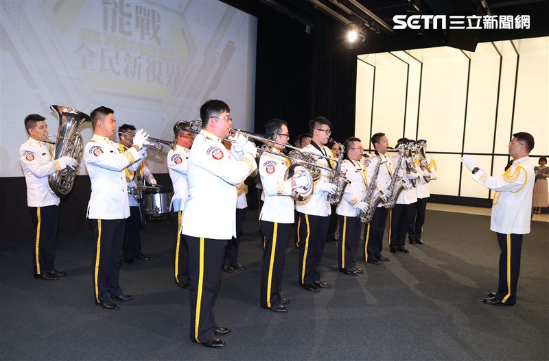 國防部示範樂隊表演軍歌演奏。（記者邱榮吉/攝影）