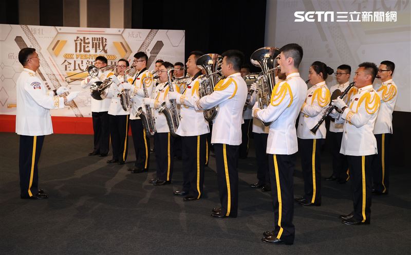 國防部示範樂隊表演軍歌演奏。（記者邱榮吉/攝影）
