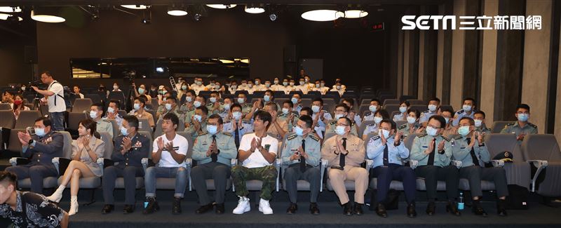 政戰局長簡士偉、文宣處長樓偉傑、藝人楊子儀、蔡昌憲、吳怡霈、國軍代表雷虎小組飛官、海鷗救護隊飛官、聯兵營營長、海軍張騫軍艦、軍備局、國求、海龍蛙兵、特訓中心等單位共同啟動儀式。（記者邱榮吉/攝影）