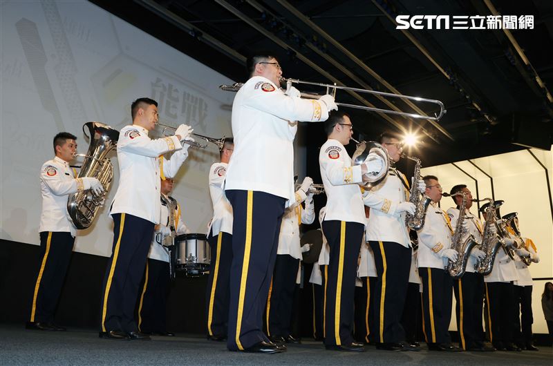 國防部示範樂隊表演軍歌演奏。（記者邱榮吉/攝影）