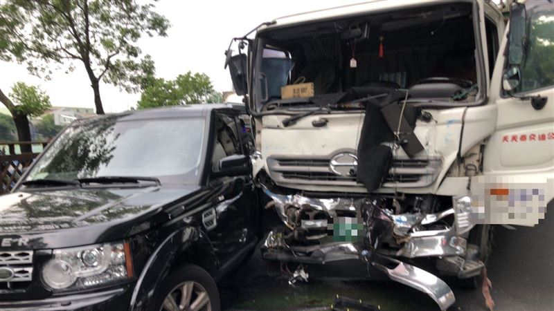 砂石車台65煞不住！推撞4車3人傷