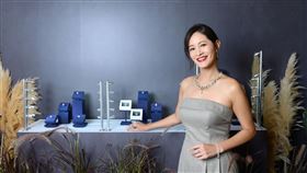 藝人JANET謝怡芬知性現身「DE BEERS NATURE’S ORIGINS頂級珠寶展」。（圖／品牌提供）