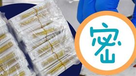 眼鏡蛇被黏在躺滿大強的蟑螂屋上，讓獸醫好無奈。（圖／翻攝自「野生動物急救站」臉書）