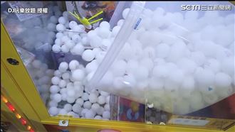 夾兵乓球台出奇招　整桶倒出爽得公仔