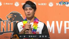 郭阜林在頒獎台上和球迷道歉。(圖／翻攝自CPBL  TV)
