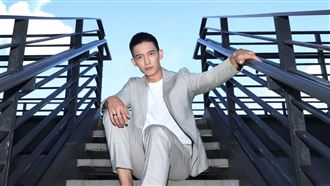 獨／他黑道王子帥炸　吸乳房大軍進攻