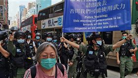 港警高舉旗幟  警告將以武力驅散示威者下午2時50分，數百名參與遊行的示威者高喊「光復香港，時代革命」和「香港獨立，唯一出路」等口號，警方在佐敦永安百貨公司門外首次舉起藍色警告旗幟，並不斷嘗試驅散、分隔人群。中央社記者張謙香港攝  109年9月6日