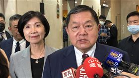 遠傳徐旭東對合作案回應五大電信業者8日拜會NCC新任委員。遠傳董事長徐旭東（右）會後受訪時表示，把遠傳、亞太合作案「看得很平常」；遠傳總經理井琪（左）表示，財務上評估過，亞太雖然先前賠錢，但相信未來會愈來愈好。中央社記者蘇思云攝　109年9月8日