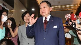 電信業者拜會NCC（2）遠傳董事長徐旭東（右）8日與總經理井琪（右2）等前往拜會國家通訊傳播委員會（NCC），就5G發展等相關議題交換意見。中央社記者謝佳璋攝　109年9月8日