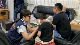 逮車手驚見3歲娃　刑警秒變溫柔奶爸