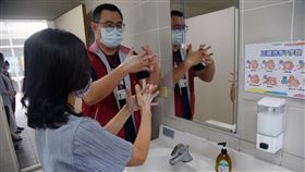 南投縣府教導員工正確洗手防疫南投縣政府新聞及行政處8日舉行防疫講習，會中說明個人防疫措施及辦公場所清潔消毒，並由衛生局人員主講正確洗手、正確戴卸口罩步驟，也到洗手台練習，讓不少人終於知道如何正確洗手。中央社記者蕭博陽南投縣攝　109年9月8日