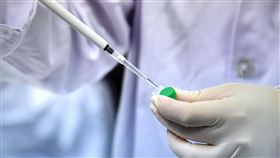 高端疫苗加入台美聯隊抗疫（2）今年疫情爆發後，生技產業受到前所未有的重視，紛紛投入研發，希望早日打贏這場抗疫大戰；高端疫苗能在眾多生技公司中脫穎而出，吸引重量級人物到訪，確實有其雄厚資本。中央社記者王飛華攝  109年8月30日