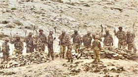 解放軍持關刀上戰場，對印度軍隊隔空叫囂（圖／翻攝自推特）