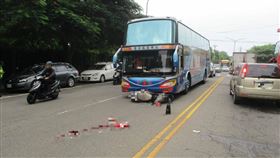 台中,西屯,車底,遊覽車,騎士（圖／翻攝畫面）