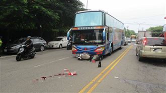 新／台中女騎士撞遊覽車　頭破不治！