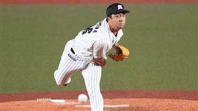 ▲澤村拓一被交易千葉羅德首場出賽，是借餵球投手106號球衣登板。（圖／翻攝自羅德推特）