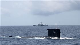 海龍潛艦對敵艦實施潛射魚叉飛彈攻擊後浮出水面。（記者邱榮吉/蘇澳拍攝）