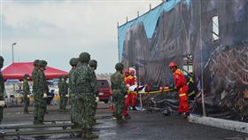 澎湖民安6號演習　總動員過程逼真（2）澎湖縣109年「民安6號演習」8日登場，假想澎湖地區發生空難，造成機組員和乘客等重大傷亡，演練內容包括災害搶救、大量傷患醫療救護、重大人命搶救、鄉民撒離收容、國軍支援兵力等，都採實作方式進行。中央社  109年9月8日