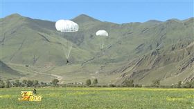 中國官媒中央電視台旗下新媒體8日展示解放軍西藏軍區特戰隊員在海拔4000公尺高原空降特訓的畫面，針對印度意味頗濃。（圖取自weibo.com/u/6005843218）