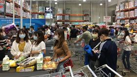 好市多人爆滿！他問「有什麼促銷？」網看秒歪樓：好大…（圖／翻攝自爆廢公社二館臉書）