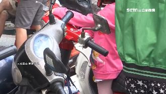高雄鳳山隨機攻擊　怪男拉小孩踹機車