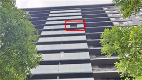 新北三峽傳大樓碎裂玻璃從天而降　嚇壞路人新北三峽區學成路北大特區一幢大樓陽台玻璃圍牆破裂，8日碎玻璃再次從天而降嚇壞路人。（市府提供）中央社記者黃旭昇新北傳真　109年9月9日