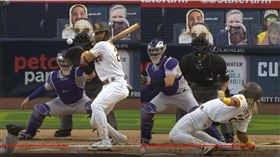 ▲教士小塔提斯（Fernando Tatis Jr.）超狂下腰閃危險球。（圖／翻攝自MLB IG）